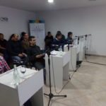 Emotiva enseñanza: salió con sus dos nietas a repartir escarapelas