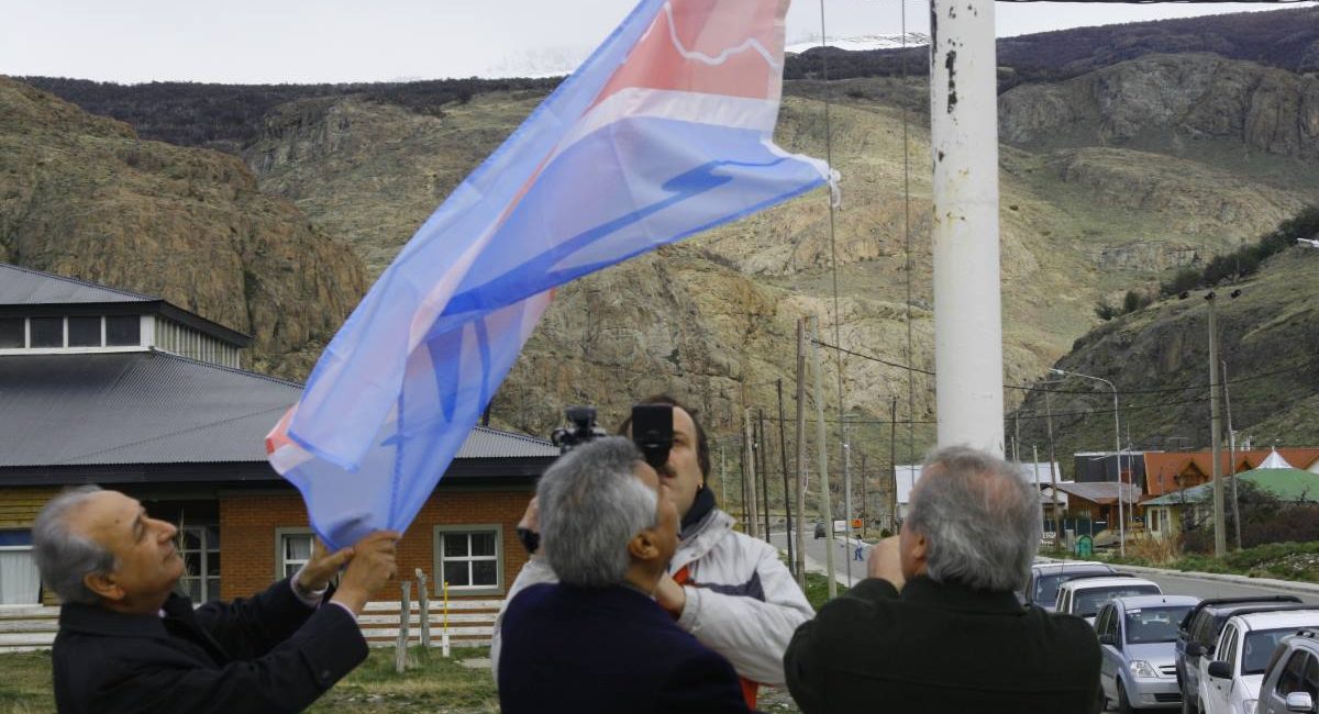 Purichelli izando bandera de El Chaltén